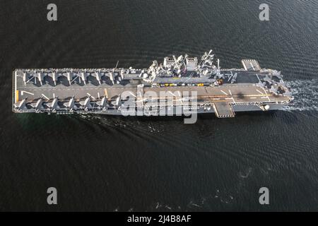 San Diego, Californie, États-Unis. 7th avril 2022. Le navire d'assaut amphibie USS Tripoli (LHA- 7) quitte la base aérienne navale de North Island, en Californie, le 7 avril 2022. Tripoli a terminé ses opérations de plate-forme de vol avec 20 F-35B Lightning II des escadrons d'attaque de chasseurs marins 211 et 225, du Groupe d'avions marins 13 et de l'Escadre d'avions marins 3rd, ainsi que de l'Escadron d'essais et d'évaluation opérationnels maritimes 1, dans le cadre de la démonstration du concept de porte-foudre du corps des Marines des États-Unis. La démonstration du concept de porteur de foudre montre que Tripoli et d'autres navires d'assaut amphibies sont capables de fonctionner comme dedica Banque D'Images