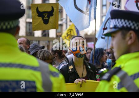 Londres, Royaume-Uni. 13th avril 2022. Des activistes sont vus à l'extérieur du bureau de Londres de Shell pendant la manifestation. Extinction les activistes de la rébellion occupent le bureau de Londres de Shell et se sont encollés dans une protestation exigeant une action sur la crise climatique. (Photo de Thomas Krych/SOPA Images/Sipa USA) crédit: SIPA USA/Alay Live News Banque D'Images