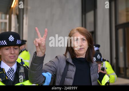 Londres, Royaume-Uni. 13th avril 2022. Un activiste fait des gestes tout en étant arrêté pour être entré au QG de Shells pendant la manifestation. Extinction les activistes de la rébellion occupent le bureau de Londres de Shell et se sont encollés dans une protestation exigeant une action sur la crise climatique. (Photo de Thomas Krych/SOPA Images/Sipa USA) crédit: SIPA USA/Alay Live News Banque D'Images