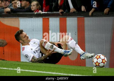 Liverpool, Royaume-Uni. 13th avril 2022. Alejandro Grimaldo de Benfica se trouve blessé sur le côté du terrain. Ligue des champions de l'UEFA, quart de finale du match de 2nd jambes, Liverpool v Benfica au stade Anfield de Liverpool le mercredi 13th avril 2022. Cette image ne peut être utilisée qu'à des fins éditoriales. Utilisation éditoriale uniquement, licence requise pour une utilisation commerciale. Aucune utilisation dans les Paris, les jeux ou les publications d'un seul club/ligue/joueur. photo par Chris Stading/Andrew Orchard sports Photography/Alamy Live News crédit: Andrew Orchard sports Photography/Alamy Live News Banque D'Images