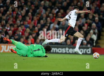 Anfield, Liverpool, Royaume-Uni. 13th avril 2022. Champions League football, Liverpool contre FC Benfica, quart-finale 2nd jambe: Roman Yaremchuk de Benfica bat le gardien de but de Liverpool Alisson pour réduire le déficit à 3-2 après 73 minutes crédit: Action plus Sports/Alamy Live News Banque D'Images