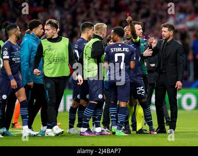 Diego Simeone, directeur de l'Atletico de Madrid (à droite), se met en mouvement pour les joueurs de Manchester City à la fin de la finale du quart de finale de la Ligue des champions de l'UEFA, deuxième match au stade Wanda Metropolitano, à Madrid. Date de la photo: Mercredi 13 avril 2022. Banque D'Images