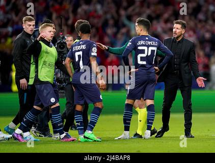 Diego Simeone, directeur de l'Atletico de Madrid (à droite), se met en mouvement pour les joueurs de Manchester City à la fin de la finale du quart de finale de la Ligue des champions de l'UEFA, deuxième match au stade Wanda Metropolitano, à Madrid. Date de la photo: Mercredi 13 avril 2022. Banque D'Images