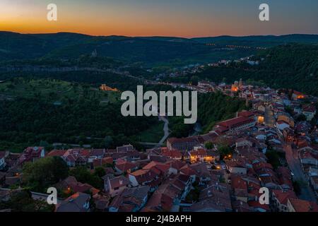 Vue aérienne au lever du soleil sur les forteresses Tsarevets et Trapezitsa à Veliko Tarnovo, Bulgarie Banque D'Images