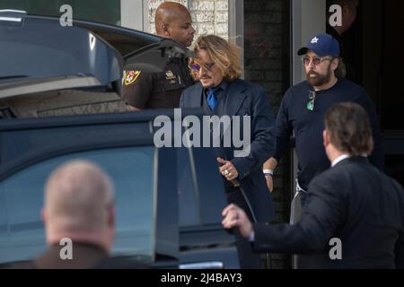 Fairfax, Virginie, États-Unis. 13th avril 2022. L'acteur Johnny Depp part de son procès anti-diffamation au palais de justice du comté de Fairfax. Crédit photo: Chris Kleponis/Sipa USA crédit: SIPA USA/Alay Live News Banque D'Images