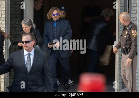 Fairfax, Virginie, États-Unis. 13th avril 2022. L'acteur Johnny Depp part de son procès anti-diffamation au palais de justice du comté de Fairfax. Crédit photo: Chris Kleponis/Sipa USA crédit: SIPA USA/Alay Live News Banque D'Images