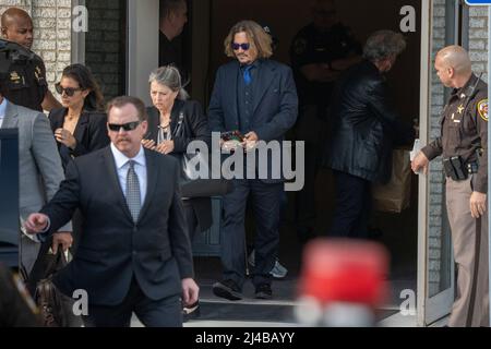 Fairfax, Virginie, États-Unis. 13th avril 2022. L'acteur Johnny Depp part de son procès anti-diffamation au palais de justice du comté de Fairfax. Crédit photo: Chris Kleponis/Sipa USA crédit: SIPA USA/Alay Live News Banque D'Images