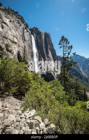 Vue sur les chutes de Yosemite Upper depuis le sentier lors d'une randonnée éprouvante. Banque D'Images