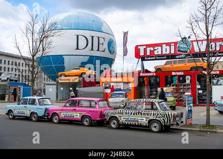 Berlin, Allemagne - 2 avril 2015 : voitures Trabant d'époque à Trabi Musem à Check point Charlie dans la capitale - l'automobile a été produite à partir de 195 Banque D'Images