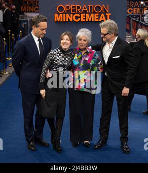 (G-D) Matthew MacFadyen, Kelly Macdonald, Penelope Wilton et Colin Firth assistent à la première britannique « Operation mincemeat » au Curzon Mayfair le mois d'avril Banque D'Images