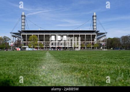 Cologne, Allemagne, avril 12 2022 : vue depuis la jahnwiesen jusqu'au stade rhein energie de cologne Banque D'Images