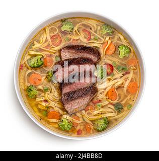 Nouilles de fettuccine avec bœuf grillé isolé sur blanc, vue de dessus Banque D'Images