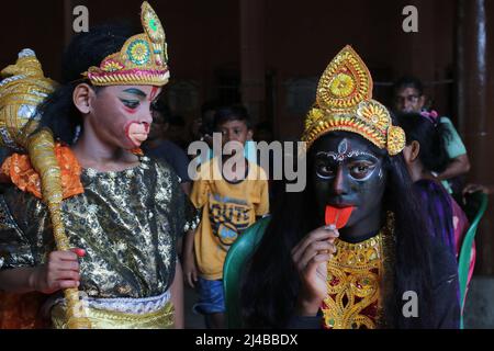 Kolkata, Bengale occidental, Inde. 13th avril 2022. Un garçon habillé comme le seigneur de la déité hindoue Hanuman (L) et une fille vêtue comme la déesse Kali alors qu'ils préparent pour le festival 'Gajan' à Kolkata le 13 avril 2022.les dévots hindous une procession religieuse pendant le Charak ou le festival Shiva Gajan à Kolkata. (Credit image: © Dipa Chakraborty/Pacific Press via ZUMA Press Wire) Credit: ZUMA Press, Inc./Alamy Live News Banque D'Images