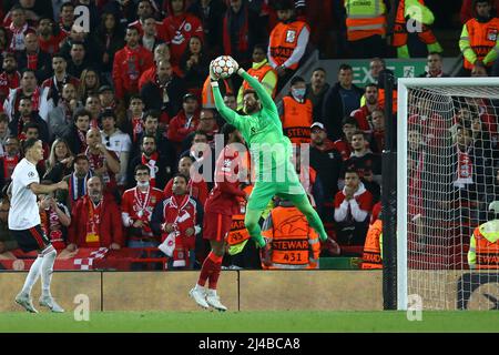 Liverpool, Royaume-Uni. 13th avril 2022. Le gardien de but de Liverpool, Alisson Becker, saisit la balle. Ligue des champions de l'UEFA, quart de finale du match de 2nd jambes, Liverpool v Benfica au stade Anfield de Liverpool le mercredi 13th avril 2022. Cette image ne peut être utilisée qu'à des fins éditoriales. Utilisation éditoriale uniquement, licence requise pour une utilisation commerciale. Aucune utilisation dans les Paris, les jeux ou les publications d'un seul club/ligue/joueur. photo par Chris Stading/Andrew Orchard sports Photography/Alamy Live News crédit: Andrew Orchard sports Photography/Alamy Live News Banque D'Images