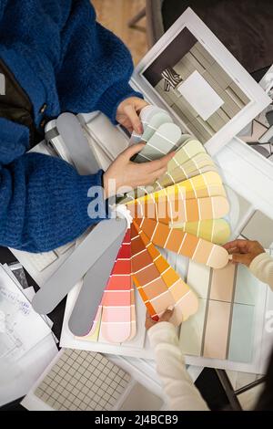 Khabarovsk, Russie, Desember 16, 2021. Les décorateurs d'intérieur clients et femmes coordonnent la palette de couleurs pour la décoration intérieure et le choix des matériaux Banque D'Images