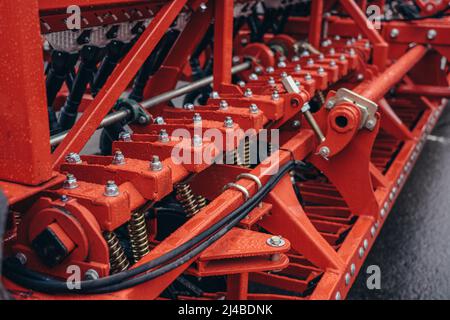 Gros plan de la machine de récolte rouge par temps pluvieux. Banque D'Images