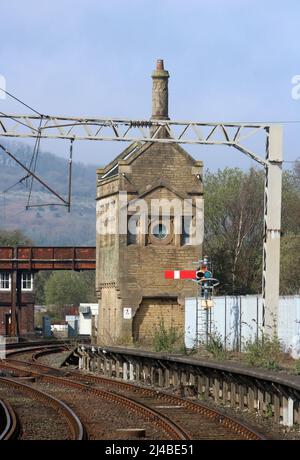 Ancienne boîte de signalisation en pierre de Midland à l'extrémité de la station Carnforth plate-forme 2 avec signal rouge sémaphore et voie. Banque D'Images