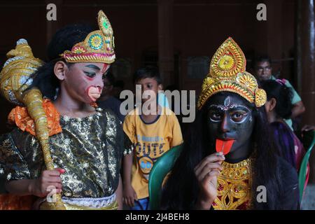 Kolkata, Bengale occidental, Inde. 13th avril 2022. Un garçon habillé comme le seigneur de la déité hindoue Hanuman (L) et une fille vêtue comme la déesse Kali alors qu'ils préparent pour le festival 'Gajan' à Kolkata le 13 avril 2022.les dévots hindous une procession religieuse pendant le Charak ou le festival Shiva Gajan à Kolkata. (Credit image: © Dipa Chakraborty/Pacific Press via ZUMA Press Wire) Credit: ZUMA Press, Inc./Alamy Live News Banque D'Images