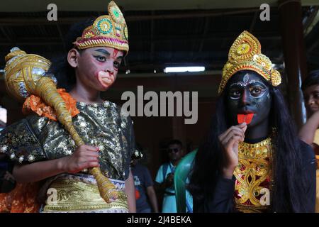 Kolkata, Bengale occidental, Inde. 13th avril 2022. Un garçon habillé comme le seigneur de la déité hindoue Hanuman (L) et une fille vêtue comme la déesse Kali alors qu'ils préparent pour le festival 'Gajan' à Kolkata le 13 avril 2022.les dévots hindous une procession religieuse pendant le Charak ou le festival Shiva Gajan à Kolkata. (Credit image: © Dipa Chakraborty/Pacific Press via ZUMA Press Wire) Credit: ZUMA Press, Inc./Alamy Live News Banque D'Images