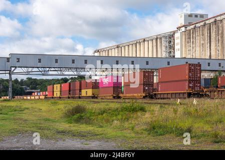 Halifax (Nouvelle-Écosse), Canada – 4 septembre 2021 : silos à grains et train à conteneurs dans le port de Halifax. Banque D'Images