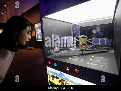 Delta, Canada. 13th avril 2022. Une femme regarde un modèle à l'exposition Stargazer de Delta, en Colombie-Britannique, au Canada, le 13 avril 2022. L'exposition permet au public d'explorer l'expérience de l'espace à travers des expositions interactives, des répliques à grande échelle de fusées historiques, des stations spatiales et des satellites. Credit: Liang Sen/Xinhua/Alay Live News Banque D'Images