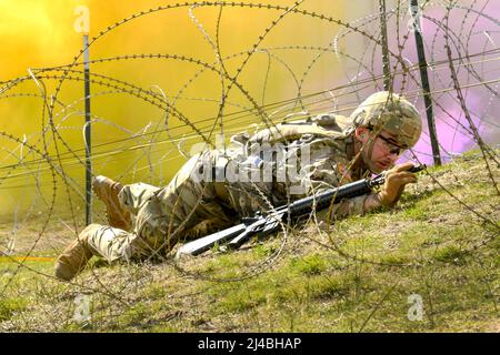 Warrenton, Oregon, États-Unis. 19th mars 2022. Garde nationale de l'armée de l'Oregon SPC. Wyatt Walls participe à la partie de Mogadishu de la compétition des meilleurs guerriers de 2022, le 19 mars, au Camp Rilea près de Warrenton. Walls a remporté la catégorie Soldier lors de la compétition de 3 jours, Qui mettent à l'épreuve les soldats et les officiers non commissionnés les mieux enrôlé pour leur aptitude au moyen d'entrevues de conseil d'administration, de tests de condition physique, d'examens écrits, de simulations de guerre urbaine et d'autres tâches clés de soldat pertinentes à l'environnement opérationnel de l'Armée de terre. (Credit image: © U.S. National Guard/ZUMA Press Wire Service/ZUMAPRESS. Banque D'Images