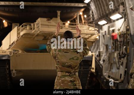 Koweït. 16th mars 2022. Un Airman des États-Unis avec l'aile expéditionnaire aérienne de 386th charge un char M1A2 Abrams sur un avion C-17 Globemaster III à la base aérienne Ali Al Salem, au Koweït, le 16 mars 2022. Cela a démontré les capacités conjointes de déploiement rapide de la Force aérienne et de l'Armée de terre des États-Unis dans l'ensemble de la zone de responsabilité du Commandement central des États-Unis. Credit: US Air Force/ZUMA Press Wire Service/ZUMAPRESS.com/Alamy Live News Banque D'Images