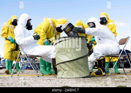 Turquie. 10th févr. 2022. Techniciens d'élimination des munitions explosives affectés au processus de l'escadron du génie civil 39th par l'intermédiaire d'une station de contrôle de la contamination au cours d'un exercice d'entraînement à la base aérienne d'Incirlik, Turquie, le 10 février 2022. La formation a été menée pour tester la capacité des organisations de première intervention d'Incirlik ABS, fournir une formation pratique et évaluer les procédures de sécurité, qui optimisent la préparation globale en cas d'accident réel. L'escadre de la base aérienne de 39th est prête à projeter la puissance mondiale grâce à la dissuasion stratégique, au soutien agile au combat et à des partenariats durables Banque D'Images