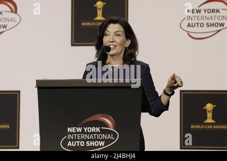 New York, États-Unis. 13th avril 2022. Kathy Hochul, gouverneure de l’État de New York, s’exprime au salon international de l’auto de New York de 2022 au Centre des congrès Jacob K. Javits de New York le mercredi 13 avril 2022. Le premier salon de l'auto de New York a eu lieu en 1900 et c'était le premier salon de l'auto jamais organisé en Amérique du Nord. Environ 1 millions de visiteurs sont attendus au salon. Photo par Peter Foley/UPI crédit: UPI/Alay Live News Banque D'Images