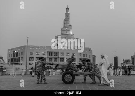 Tir de canon Souq Waqif, tir de canon également connu sous le nom de Midfaa Iftar Banque D'Images