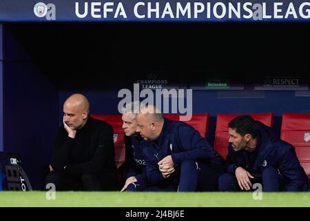 Madrid, Espagne. 13th avril 2022. Josep Guardiola (L), entraîneur en chef de Manchester City, réagit lors d'un match de deuxième match de quart de finale de la Ligue des champions de l'UEFA entre l'Atlético de Madrid d'Espagne et le Manchester City FC d'Angleterre au stade Wanda Metropolitano à Madrid, Espagne, le 13 avril 2022. Credit: Meng Dingbo/Xinhua/Alay Live News Banque D'Images