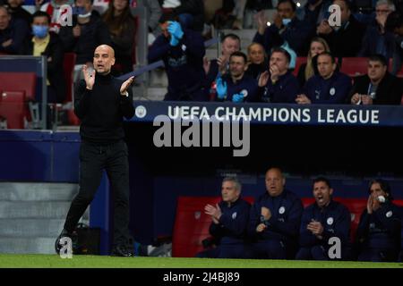 Madrid, Espagne. 13th avril 2022. Josep Guardiola (L), entraîneur en chef de Manchester City, réagit lors d'un match de deuxième match de quart de finale de la Ligue des champions de l'UEFA entre l'Atlético de Madrid d'Espagne et le Manchester City FC d'Angleterre au stade Wanda Metropolitano à Madrid, Espagne, le 13 avril 2022. Credit: Meng Dingbo/Xinhua/Alay Live News Banque D'Images