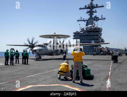 220411-N-OL632-1033 OCÉAN ATLANTIQUE (le 11 avril 2022) marins affectés au porte-avions USS George H.W. Bush (CVN 77) capture et dédécollage sur le pont de vol, 11 avril 2022. George H.W. Bush fournit à l'autorité de commandement nationale une capacité de combat de guerre souple et tailleurs en tant que navire amiral du groupe de grève des transporteurs qui maintient la stabilité et la sécurité maritimes afin d'assurer l'accès, de décourager l'agression et de défendre les intérêts américains, alliés et partenaires. (É.-U. Photo de la marine par le Matelot de 1re classe Felix Castillo Reyes) Banque D'Images