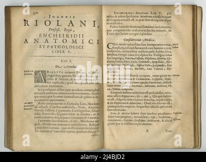 Vieux livre latin. Un ancien livre d'anatomie avec ses pages affichées. Banque D'Images