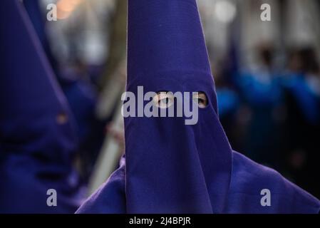 Cadix, Espagne. 13th avril 2022. Les pénitents sont vus pendant une procession pendant qu'ils célèbrent la semaine Sainte. Après deux ans de restrictions de voyage Covid-19 et d'annulation d'activités sociales en Espagne, elle pourrait reprendre ses activités célébrant la semaine sainte. (Photo par Miguel Candela/SOPA Images/Sipa USA) crédit: SIPA USA/Alay Live News Banque D'Images