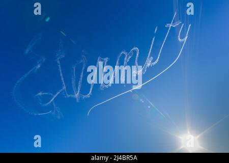 Skywriting du mot « Eternity » au-dessus de la ville de Sydney, en Australie. Le mot Eternity était un graffito enregistré sur une période d'environ 35 ans de 1932 à 1967, écrit de nombreuses fois en craie dans les rues de Sydney, en Australie. Le mot avait été écrit par Arthur Stace, un ancien soldat analphabète, petit criminel et alcoolique qui est devenu un chrétien dévot à la fin de 1940s. Pendant des années après sa conversion jusqu'à sa mort en 1967, Arthur Stace marcha dans les rues de Sydney la nuit en écrivant le mot unique « Eternity » sur les murs et les chemins de pied dans son écriture immanquable. Banque D'Images