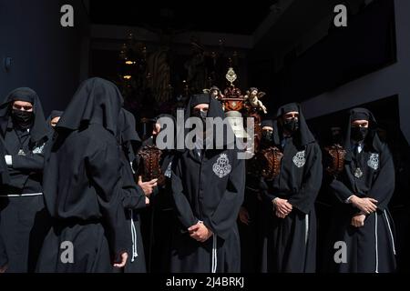 Les pénitents de la fraternité des 'Fusionadas' sont vus attendre qu'ils prennent part à une procession pendant le mercredi Saint, pour marquer les célébrations de la semaine Sainte. Après deux ans sans semaine Sainte en raison de la pandémie du coronavirus, des milliers de fidèles attendent de voir les processions portant les statues du Christ et de la Vierge Marie dans les rues dans le cadre de la semaine Sainte traditionnelle. En Andalousie, la célébration de la semaine sainte rassemble des milliers de personnes de tous les pays, et elle est considérée comme l'un des événements religieux et culturels les plus importants de l'année. (Photo de Jesus Merida/SOPA Images/Sipa USA) Banque D'Images