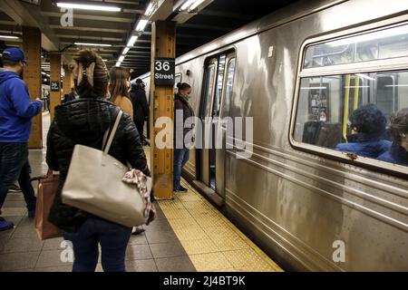 Brooklyn, États-Unis. 13th avril 2022. NY : un jour après que plusieurs personnes ont été blessées pendant l'heure de pointe du mardi matin à la station de métro 36th St. de Brooklyn, dans le quartier de Sunset Park. Pris le 13 avril 2022, à Brooklyn, New York . (Photo par Erica Price/Sipa USA) crédit: SIPA USA/Alay Live News Banque D'Images