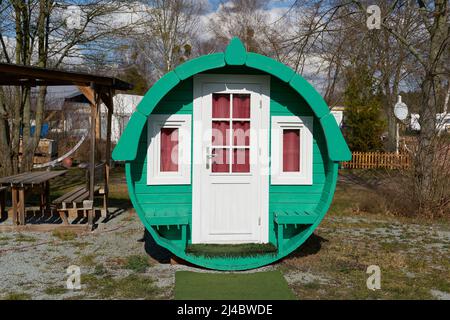 Baril de couchage en bois pour passer la nuit sur un camping en Allemagne Banque D'Images