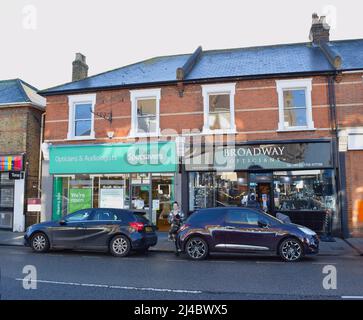 Leigh on Sea UK Street View avec boutiques sur broadway. Banque D'Images