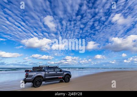 Un ute 4WD à cabine double qui longe une plage de 75 km sur Fraser Island, Queensland, Australie Banque D'Images