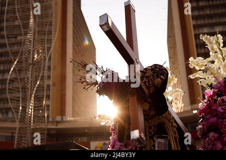 Caracas, Venezuela. 13th avril 2022. La figure de Jésus 'Nazareno de San Pablo' est portée en procession pendant les célébrations de la semaine Sainte. Credit: Jesus Vargas/dpa/Alamy Live News Banque D'Images