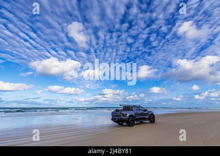 Un ute 4WD à cabine double qui longe une plage de 75 km sur Fraser Island, Queensland, Australie Banque D'Images