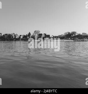 Vue sur la rivière Yamuna depuis le bateau dans la journée à Vrindavan, Krishna temple Kesi Ghat sur les rives de la rivière Yamuna dans la ville de Vrindavan, Boating a Banque D'Images