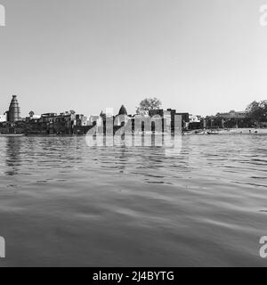 Vue sur la rivière Yamuna depuis le bateau dans la journée à Vrindavan, Krishna temple Kesi Ghat sur les rives de la rivière Yamuna dans la ville de Vrindavan, Boating a Banque D'Images