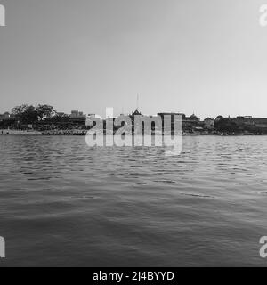 Vue sur la rivière Yamuna depuis le bateau dans la journée à Vrindavan, Krishna temple Kesi Ghat sur les rives de la rivière Yamuna dans la ville de Vrindavan, Boating a Banque D'Images