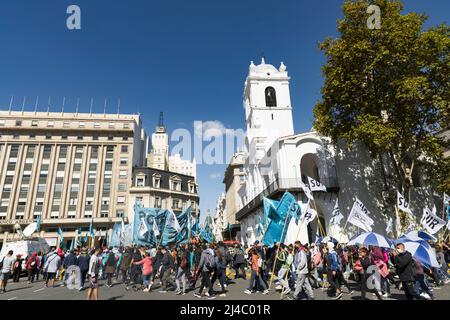 Buenos Aires, Argentine. 13th avril 2022. Les organisations sociales marchent vers la Plaza de Mayo en raison de l'absence de réponse à leurs demandes sociales qu'elles ont faites lors de la dernière réunion avec le ministre du développement social de la Nation, Juan Zavaleta. (Photo par Esteban Osorio/Pacific Press) crédit: Pacific Press Media production Corp./Alay Live News Banque D'Images