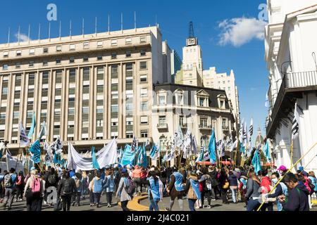 Buenos Aires, Argentine. 13th avril 2022. Les organisations sociales marchent vers la Plaza de Mayo en raison de l'absence de réponse à leurs demandes sociales qu'elles ont faites lors de la dernière réunion avec le ministre du développement social de la Nation, Juan Zavaleta. (Photo par Esteban Osorio/Pacific Press) crédit: Pacific Press Media production Corp./Alay Live News Banque D'Images