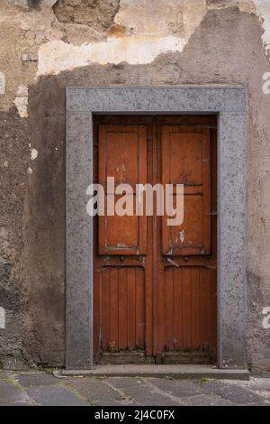 Ancienne porte rustique et peinture écaillée dans la région de Toscane en Italie Banque D'Images