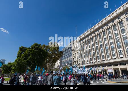 Buenos Aires, Argentine. 13th avril 2022. Les organisations sociales marchent vers la Plaza de Mayo en raison de l'absence de réponse à leurs demandes sociales qu'elles ont faites lors de la dernière réunion avec le ministre du développement social de la Nation, Juan Zavaleta. (Credit image: © Esteban Osorio/Pacific Press via ZUMA Press Wire) Banque D'Images